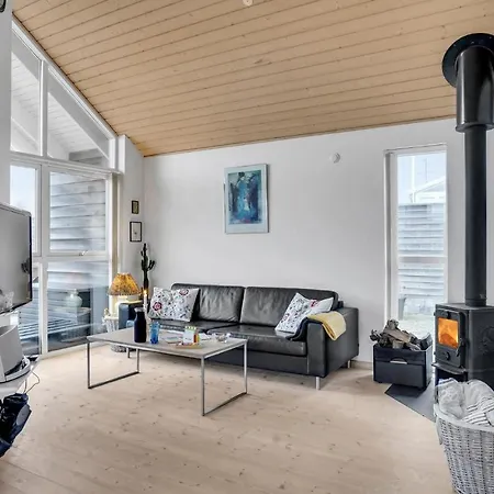 2 Bedroom Beautiful In カーテミンド