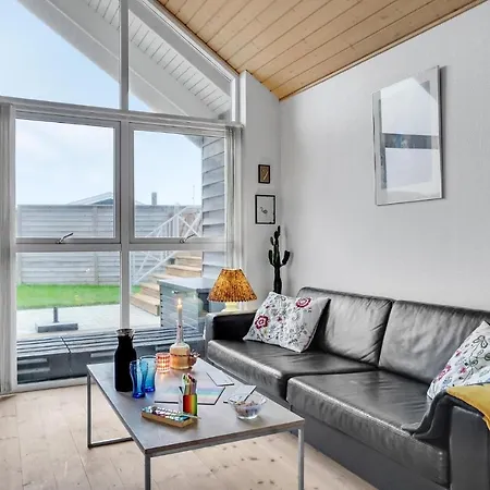 2 Bedroom Beautiful In Hébergement de vacances *